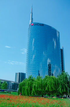 View of the Unicredit Towe seen from the Biblioteca degli Alberi (BAM), park located between Piazza Gae Aulenti and the Isola district. Flowering fields. Milan. Italy