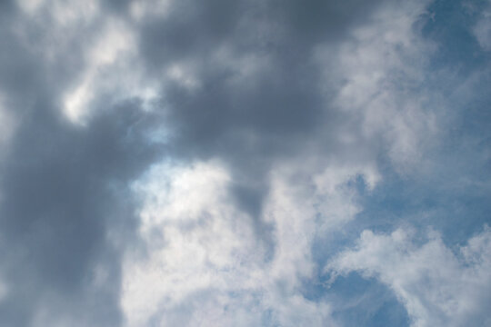 青空と雲　グラデーション　壁紙イメージ　日本　空　背景素材