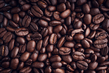 Obraz premium Roasted coffee beans background. Selective focus
