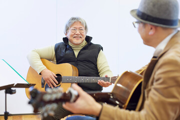 ギターを弾く日本人の男性
