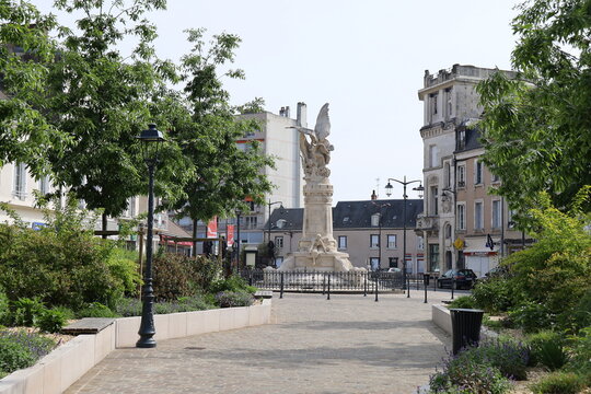 La place Gambetta, ville de Ch&acirc;teauroux, d&eacute;partement de l'Indre, France
