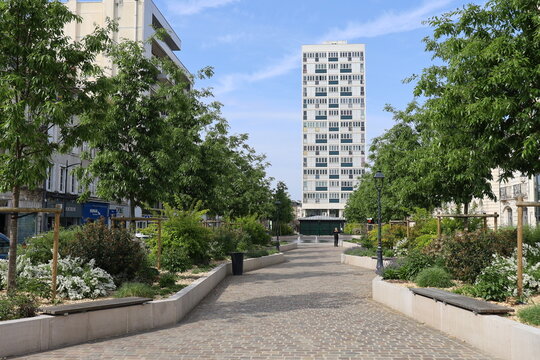 La place Gambetta, ville de Ch&acirc;teauroux, d&eacute;partement de l'Indre, France