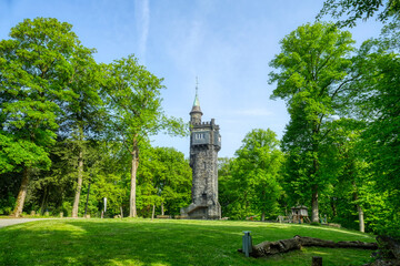 Historischer Turm im Wald auf der Kaiserhöhe in Wuppertal