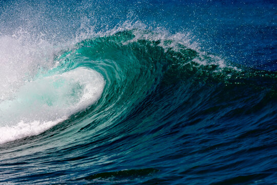 giant waves in blue ocean