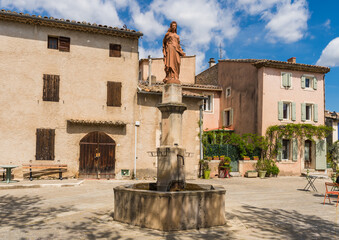 Fountain in the market square of Villars, Vaucluse department, Provence, France - obrazy, fototapety, plakaty