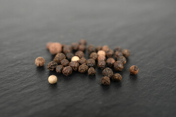 Grains de poivre sur ardoise