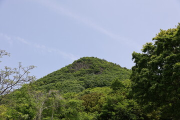 青空に映える円錐　ドーム　すり鉢状の山