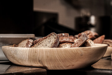 Selber gebackenes Hausbrot in einer Holzschüssel