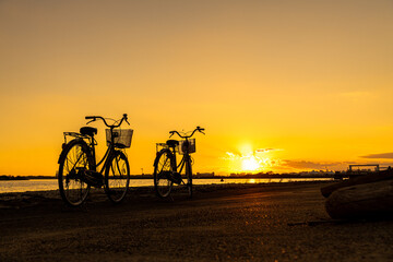 Fototapeta premium 夕焼けと自転車のシルエット