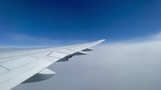 avion de ligne sort des nuages