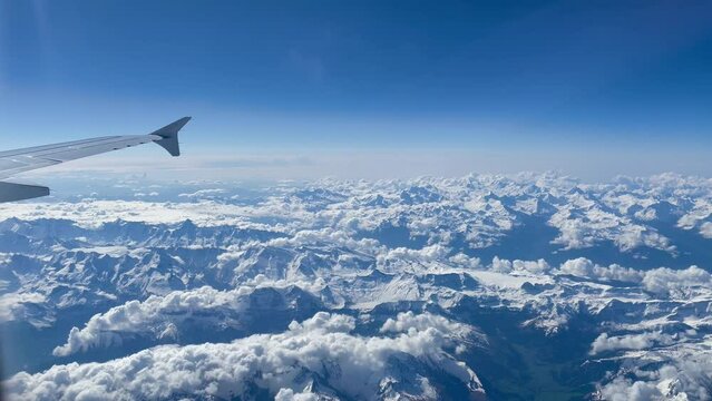 avion de ligne au dessus des alpes