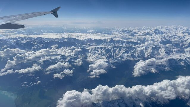 avion de ligne au dessus des alpes gros plan