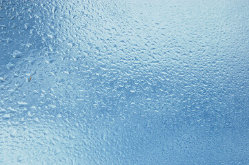 Gouttes de pluie sur fenêtre ciel et nuages