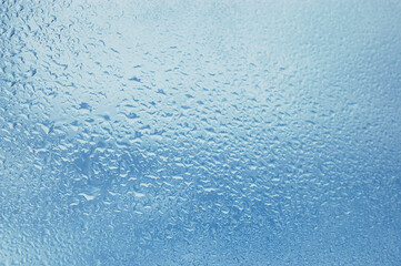 Gouttes de pluie sur fenêtre ciel et nuages