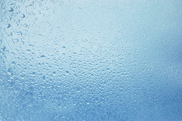 Gouttes de pluie sur fenêtre ciel et nuages