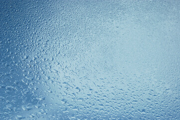 Gouttes de pluie sur fenêtre ciel et nuages