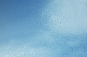 Gouttes de pluie sur fenêtre ciel et nuages
