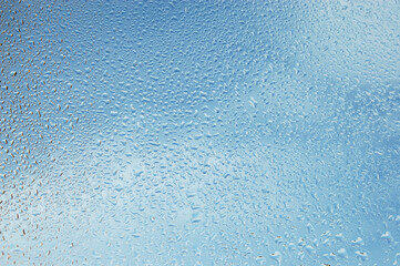 Gouttes de pluie sur fenêtre ciel et nuages