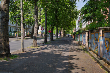 Erich Zeigner Allee, Fußweg, Straße mit Baum, Leipzig, Deutschland