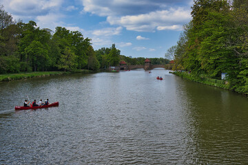 Blick auf das Palmengartenwehr, Boot, Paddeln, Elsterbecken, Leipzig, Deutschland