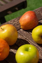 Manzanas, platanos y naranjas sobre mesa de madera