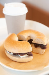 ベーグルサンドとコーヒー