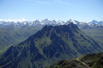 Fototapeta premium Blick vom Riedkopf im Montafon zur Silvretta