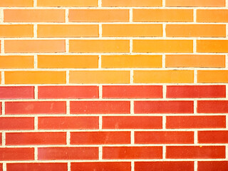 Pared de ladrillos rojos y amarillos