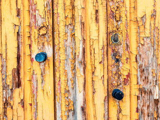 Primer plano de puerta de madera con cerradura