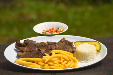 Dishes in a restaurant with a tourist and gastronomic destination, outdoors with green areas and rivers with fauna and flora, aquatic plants and rock formations