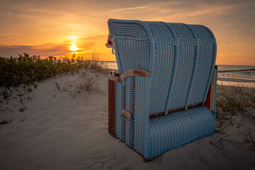 Strandkorb im Abendlicht an der Ostsee