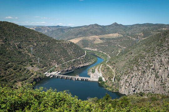 Entre montes e montanhas o rio Douro e ao fundo a barragem hidroel&eacute;trica da Valeira em Tr&aacute;s os Montes, Portugal