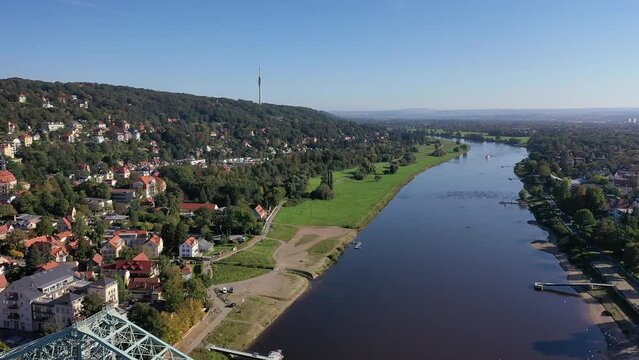 Drohnenfoto, Drohnenaufnahme, Drohnenflug, Drohnenvideo, Fernsehturm, Elbe, Br&uuml;cke, Blaues Wunder, Elbflorenz, Blick auf Loschwitz, Sonnenschein, blauer Himmel, Schwebebahn, Elbschl&ouml;sser, Elbwiesen, 