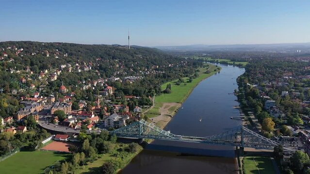 Drohnenfoto, Drohnenaufnahme, Drohnenvideo, Drohnenflug um den Ortsteil Loschwitz mit Blick auf den K&ouml;rnerplatz, Fernsehturm, Elbe, Br&uuml;cke, Blaues Wunder, Elbflorenz, Sonnenschein, blauer Himmel