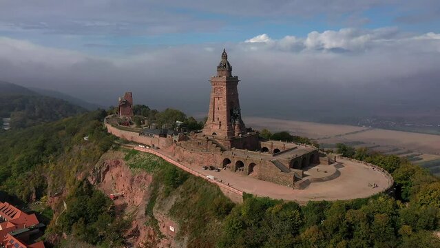 Drohnenfoto, Drohnenaufnahme, Drohnenvideo, Drohnenflug &uuml;ber den Kyffh&auml;user mit Kaiser Wilhelm Denkmal, Barbarossadenkmal, Nebel, Wolken, Weitwinkel, Kyffh&auml;userland, Th&uuml;ringen, Deutschland