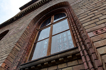 Obraz premium A beautiful window in the historical building of the National University in Chernivtsi