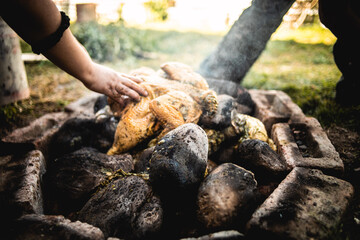 Elaboración de Pachamanca en horno de piedras. Comida tradicional del Perú