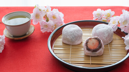 和菓子｜桜と大福(いちご大福)