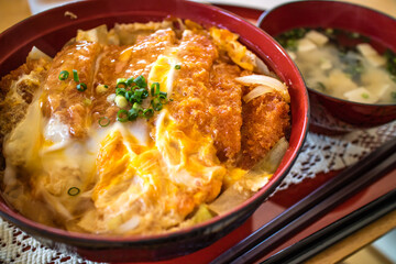 カツ丼　日本の丼もの