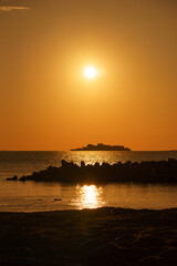 軍艦島と夕陽　長崎の世界遺産