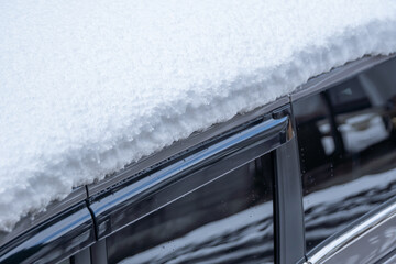 車に積もった雪　冬のイメージ