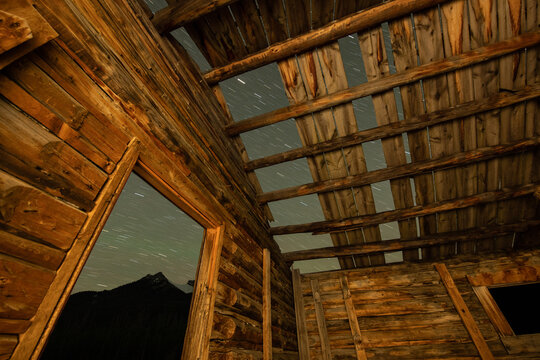 A log cabin and the beautiful mountains of the Wind River Range