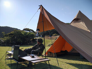 ソロキャンプでくつろぐ朝 © Tommy Saegusa