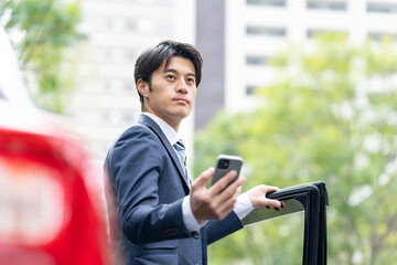 男性・車・スマートフォン