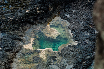 Detalhe das belas águas esverdeadas da Baía dos Porcos no Arquipélago de Fernando de Noronha