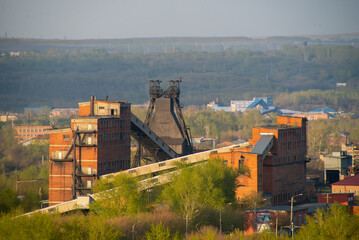 Obraz premium A coal mine among green trees