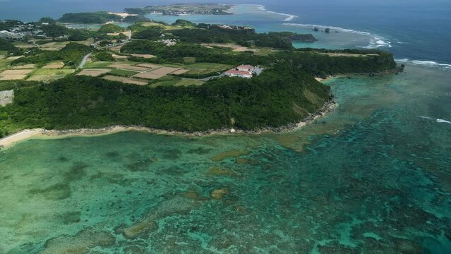 沖縄県の青いリーフと果報バンタを空撮