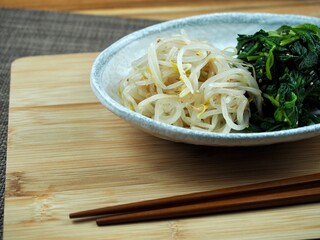 한국전통음식 시금치무침과 숙주나물