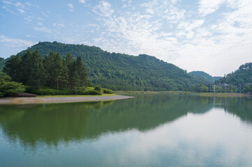 Fototapeta na wymiar Beautiful lake and mountains natural scenery