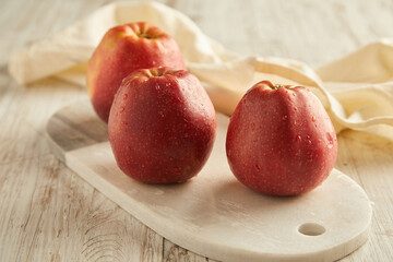 Fototapeta na wymiar red apples on white plate on wooden table 